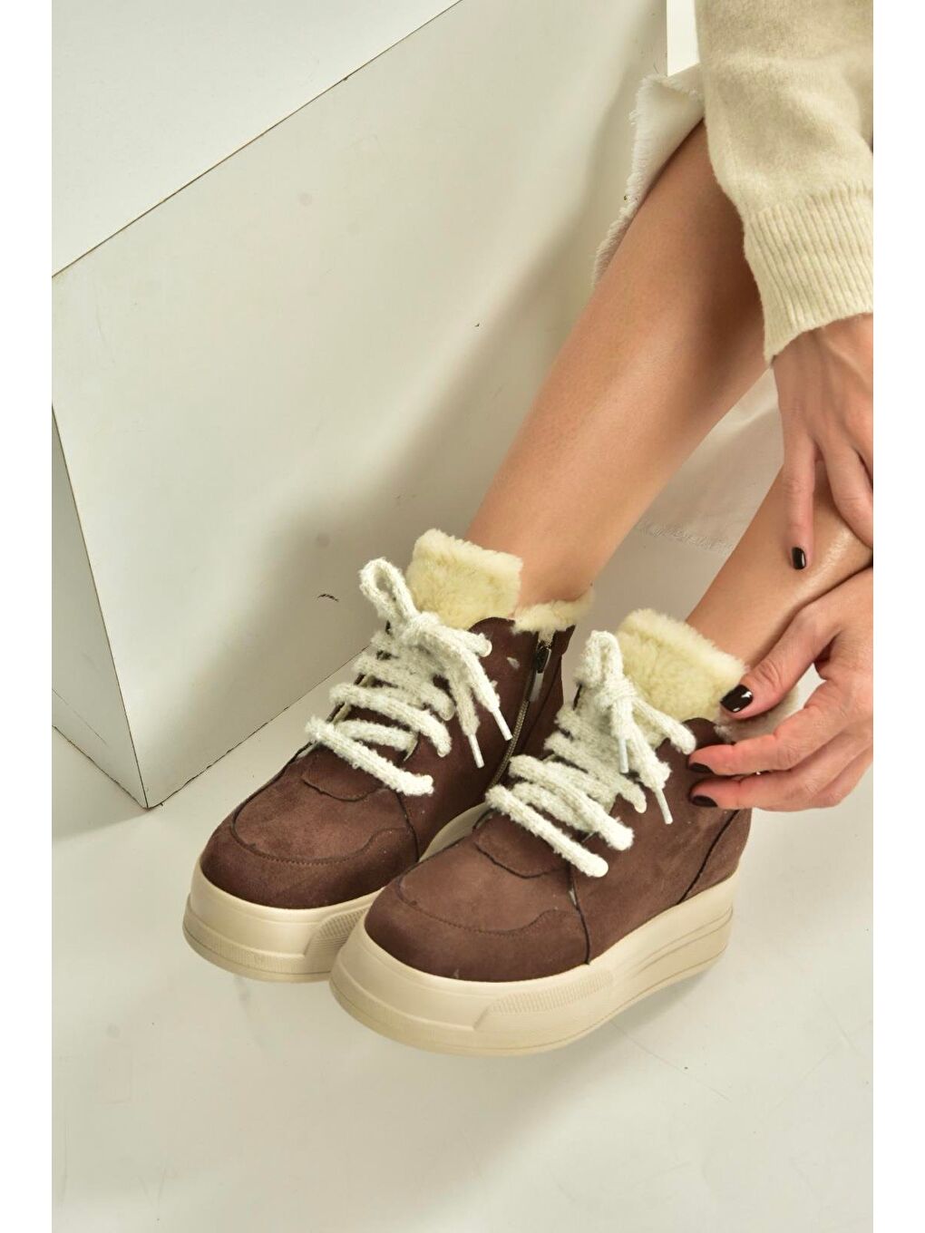 Kahverengi Kadın Bot V367343402-3