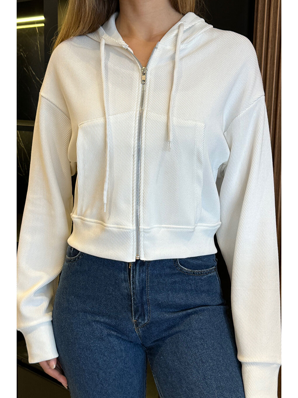 GÜLSELİ Beyaz Fermuarlı Kapüşonlu Kendinden Desenli Crop Top Sweatshirt - 2