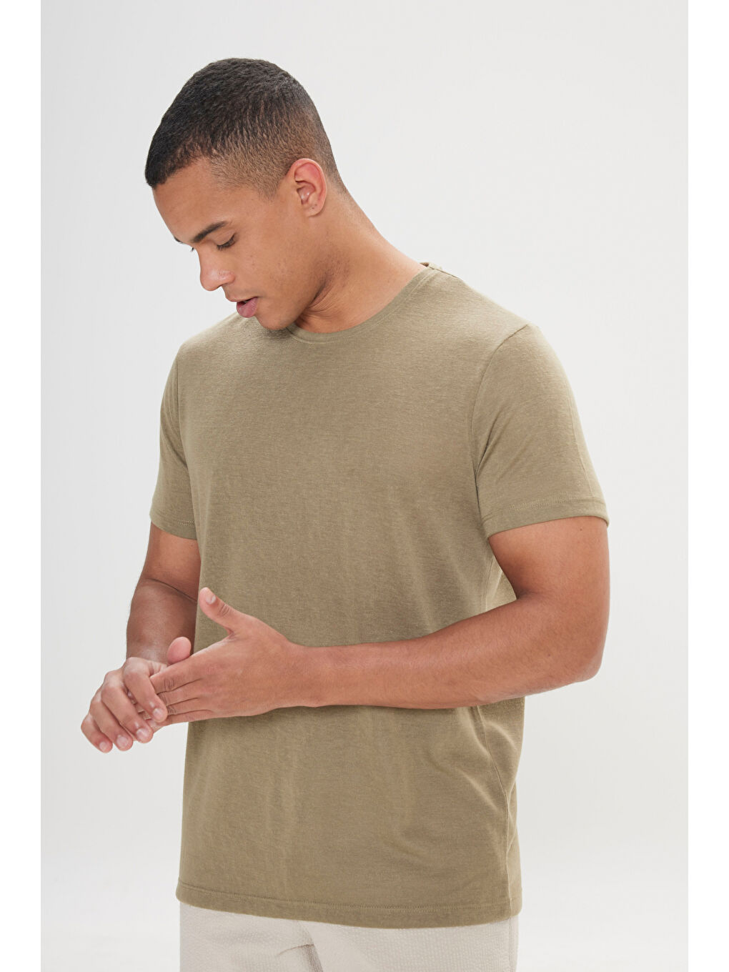 Erkek Haki Slim Fit Dar Kesim Bisiklet Yaka Kısa Kollu Keten Görünümlü Tişört-2