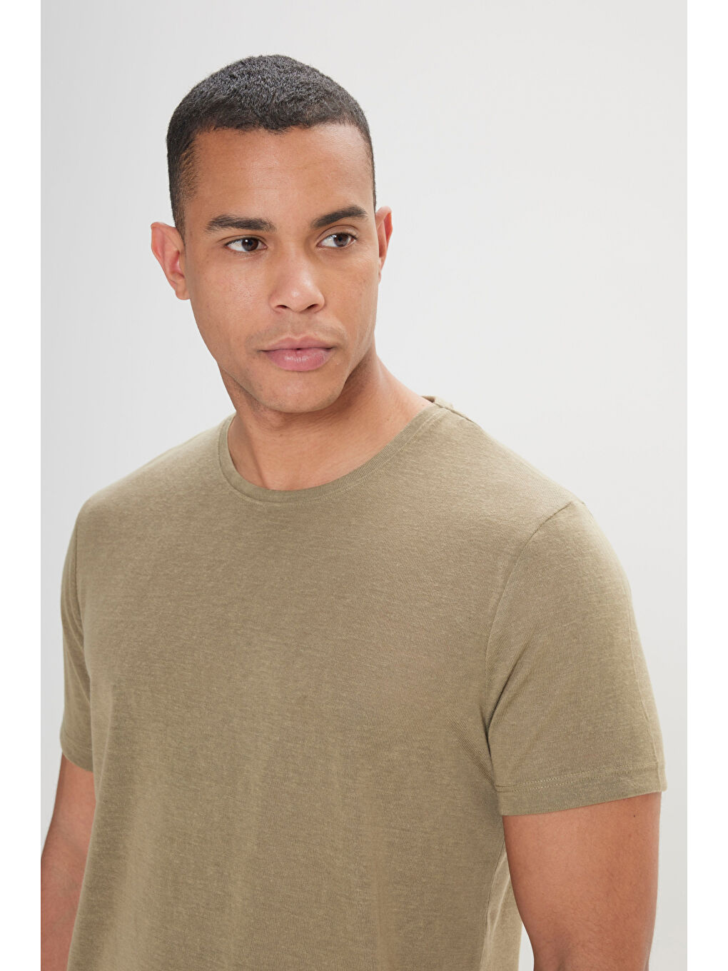 Erkek Haki Slim Fit Dar Kesim Bisiklet Yaka Kısa Kollu Keten Görünümlü Tişört-3
