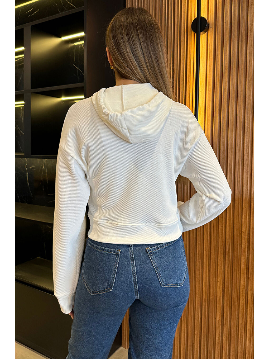 GÜLSELİ Beyaz Fermuarlı Kapüşonlu Kendinden Desenli Crop Top Sweatshirt - 3