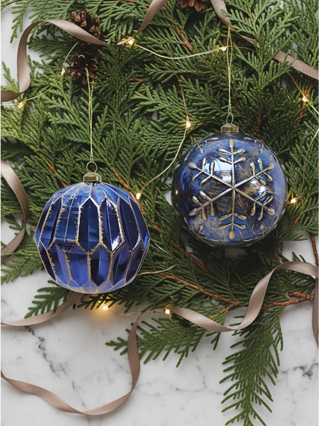 Sarı Yılbaşı Topu – Lacivert Altın Desenli Retro Çam Ağacı Süsü 10 cm – 2'li