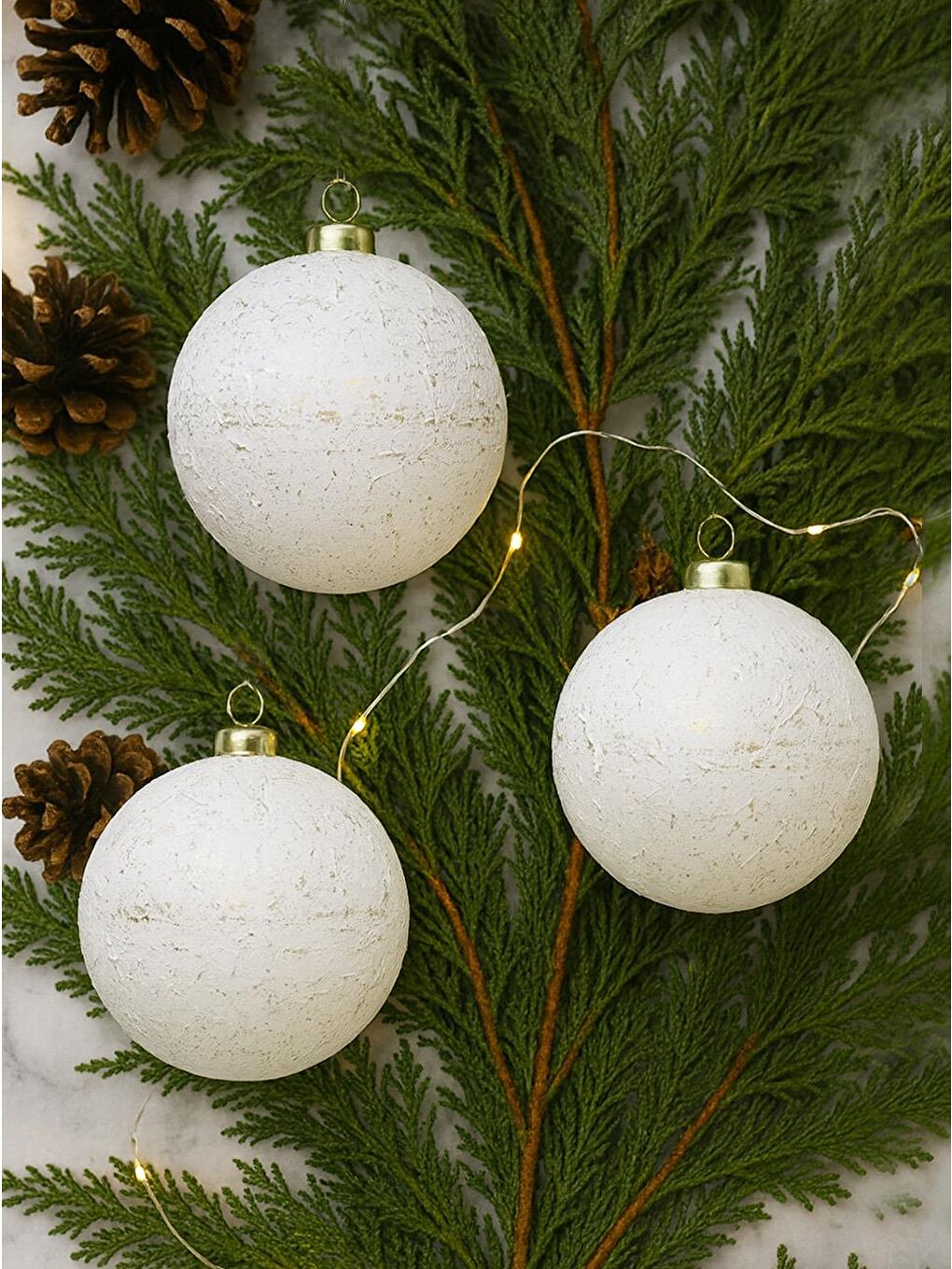 Sarı Eskitme Görünümlü Retro Yılbaşı Topu Beyaz Gold 8 cm – 3'lü