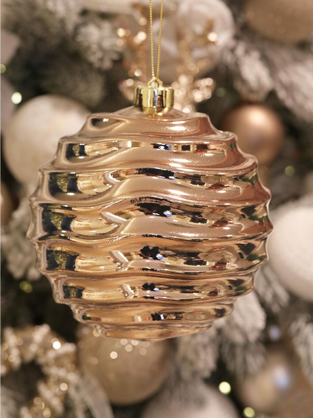 Ekru Yılbaşı Topu Metalik Dalgalı Tasarım Çam Ağacı Süsü Işıltılı Açık Krem Rengi 15 cm Tekli