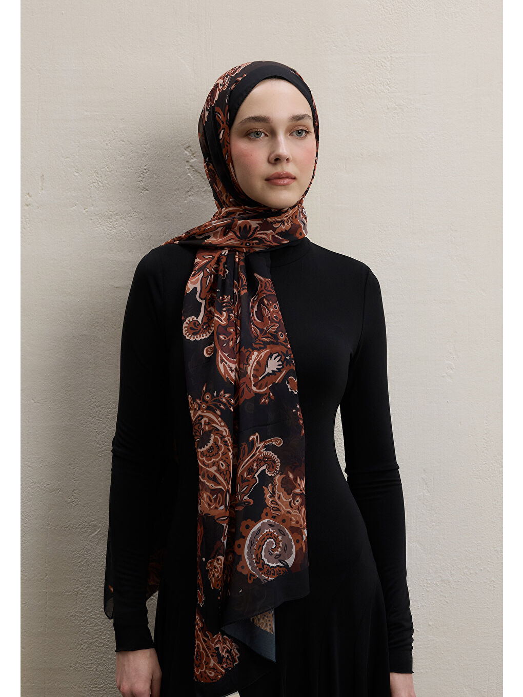 Wıld Flora Desen İpek Krep Şal Siyah-1