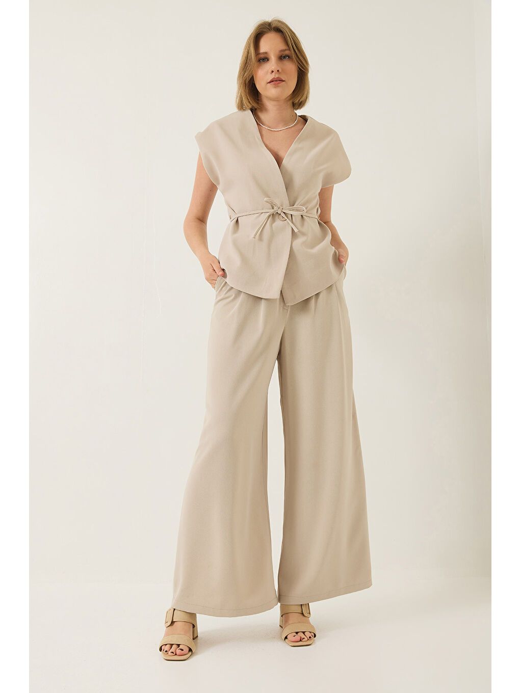 Bej Kadın Kruvaze Yaka Bel Bağlamalı Astarlı Yelek Pileli Bol Pantolonlu Takım-1