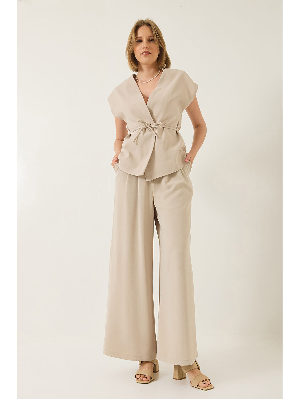 Bej Kadın Kruvaze Yaka Bel Bağlamalı Astarlı Yelek Pileli Bol Pantolonlu Takım-2