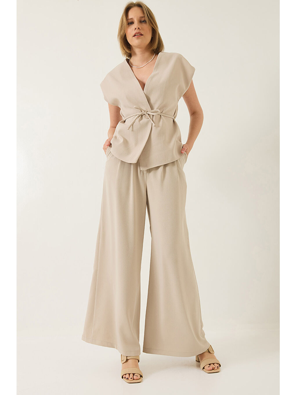 Bej Kadın Kruvaze Yaka Bel Bağlamalı Astarlı Yelek Pileli Bol Pantolonlu Takım-3