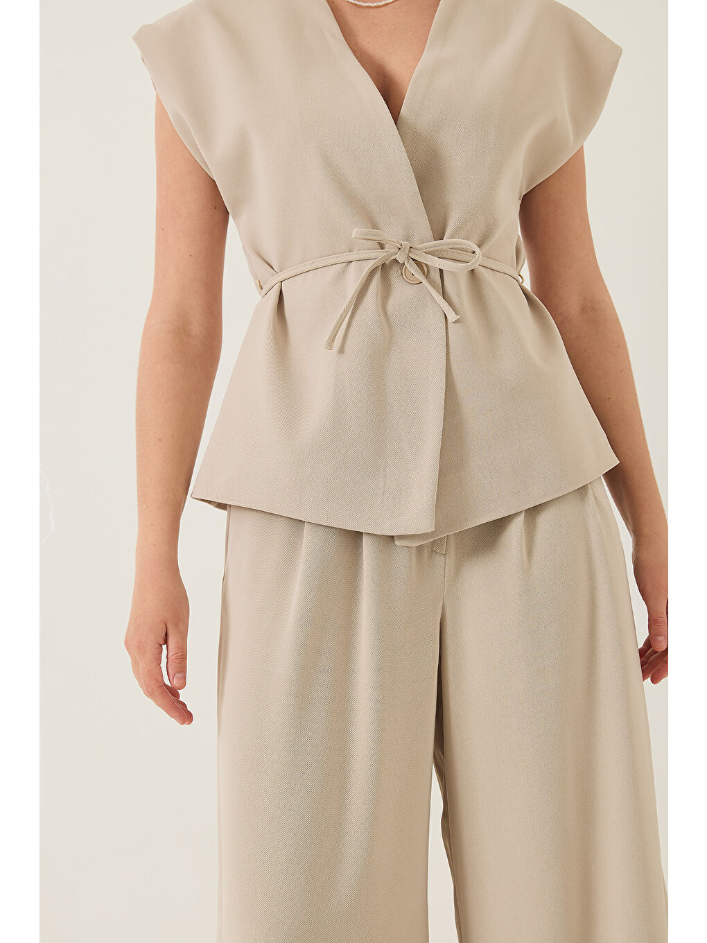 Bej Kadın Kruvaze Yaka Bel Bağlamalı Astarlı Yelek Pileli Bol Pantolonlu Takım-4