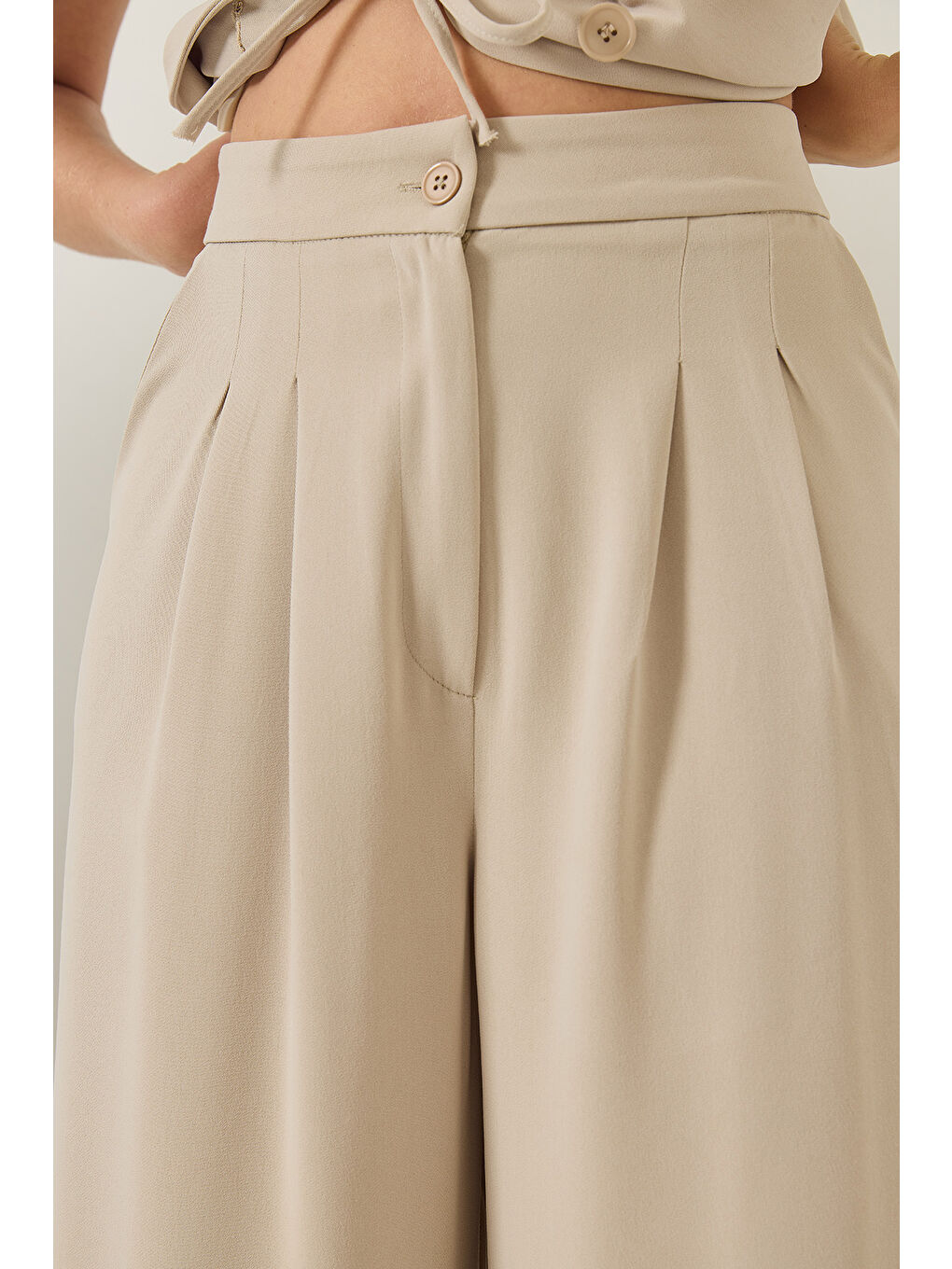 Bej Kadın Kruvaze Yaka Bel Bağlamalı Astarlı Yelek Pileli Bol Pantolonlu Takım-5