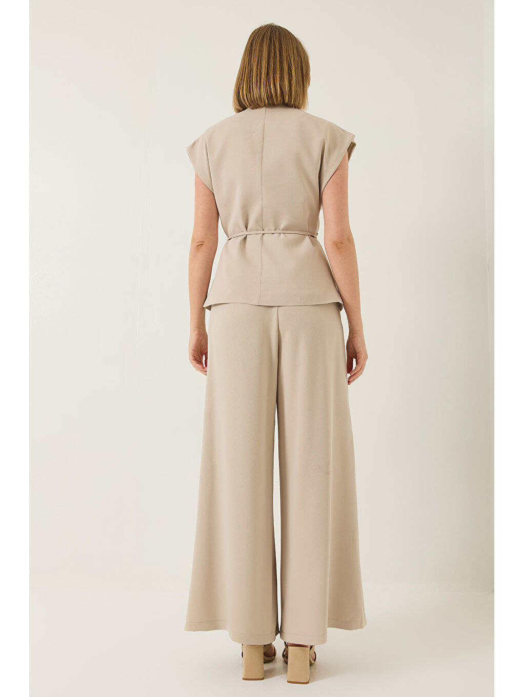 Bej Kadın Kruvaze Yaka Bel Bağlamalı Astarlı Yelek Pileli Bol Pantolonlu Takım-6