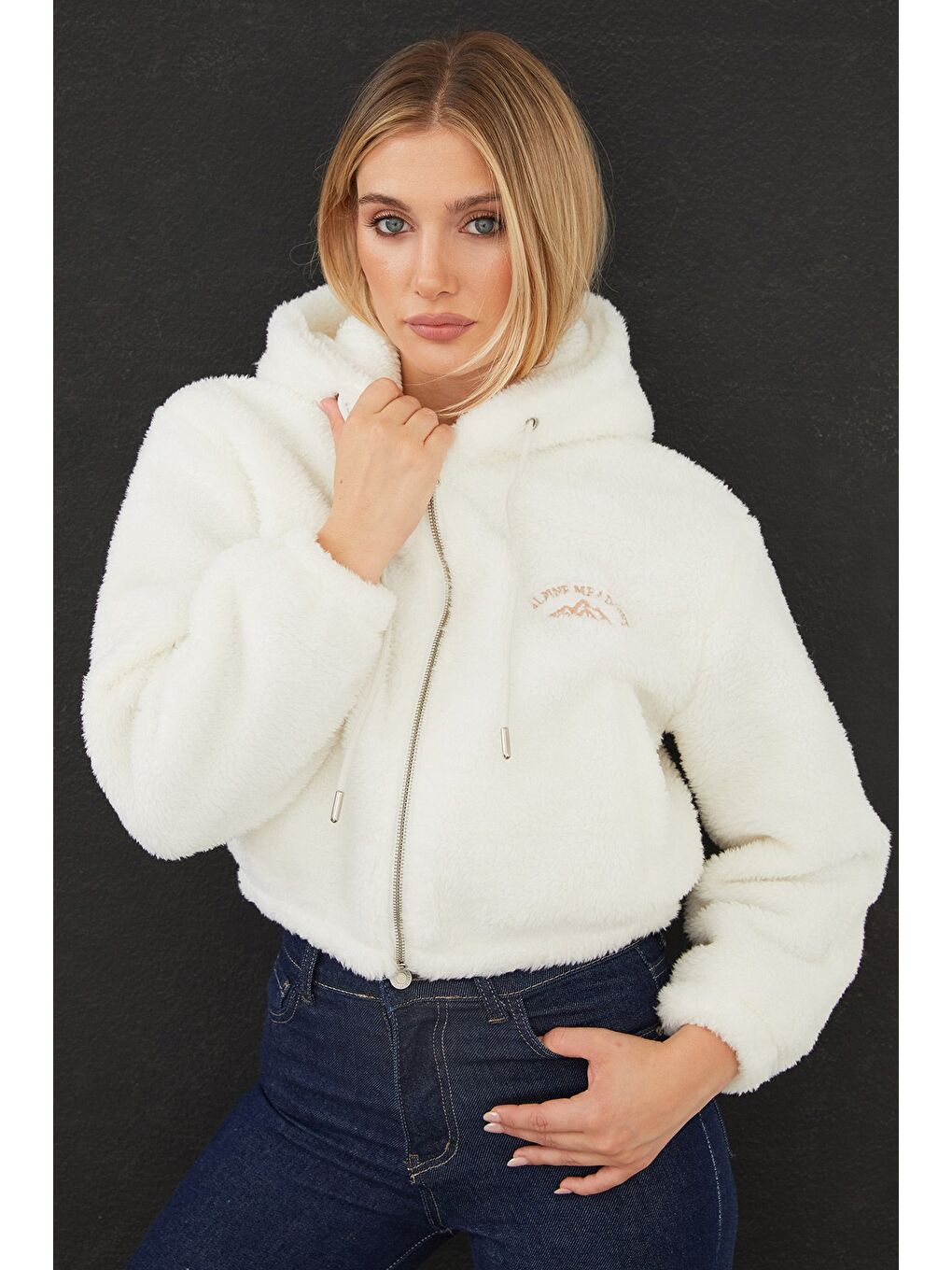 Ekru Kapüşonlu Nakışlı İşlemeli Kısa Pelüş Mont