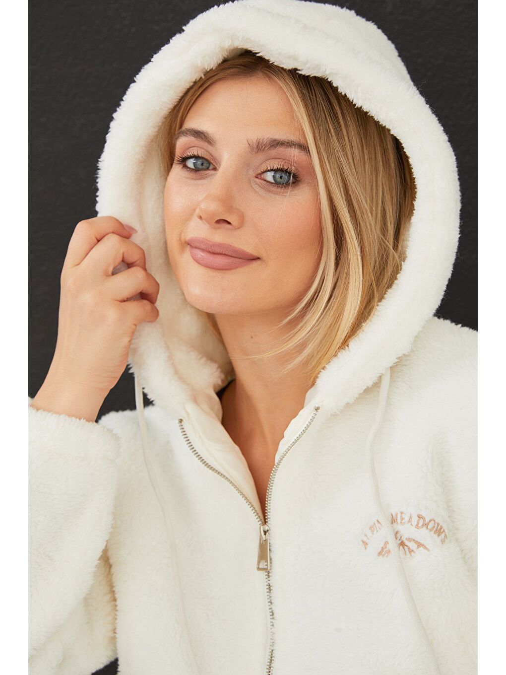 Ekru Kapüşonlu Nakışlı İşlemeli Kısa Pelüş Mont-1