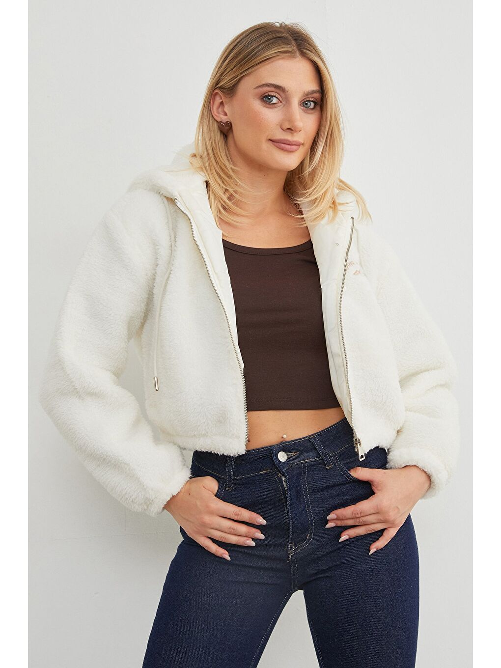 Ekru Kapüşonlu Nakışlı İşlemeli Kısa Pelüş Mont-2