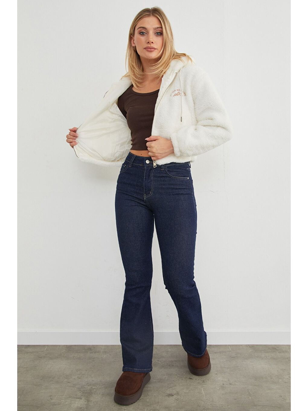 Ekru Kapüşonlu Nakışlı İşlemeli Kısa Pelüş Mont-4