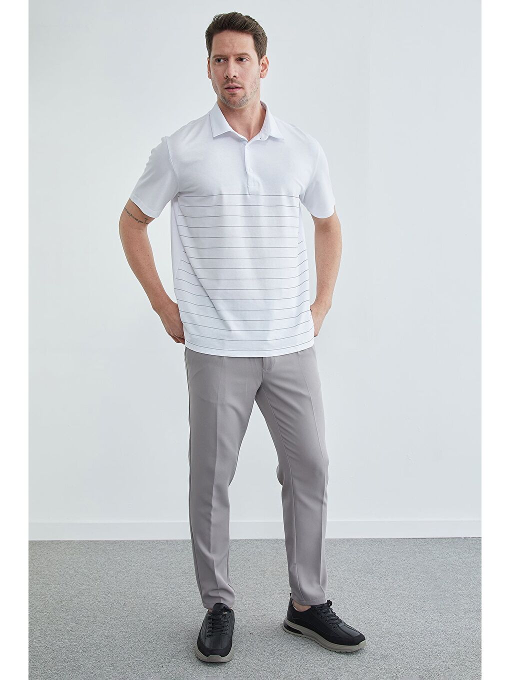 Beyaz Çizgili Düğmeli Polo Yaka Tişört-1