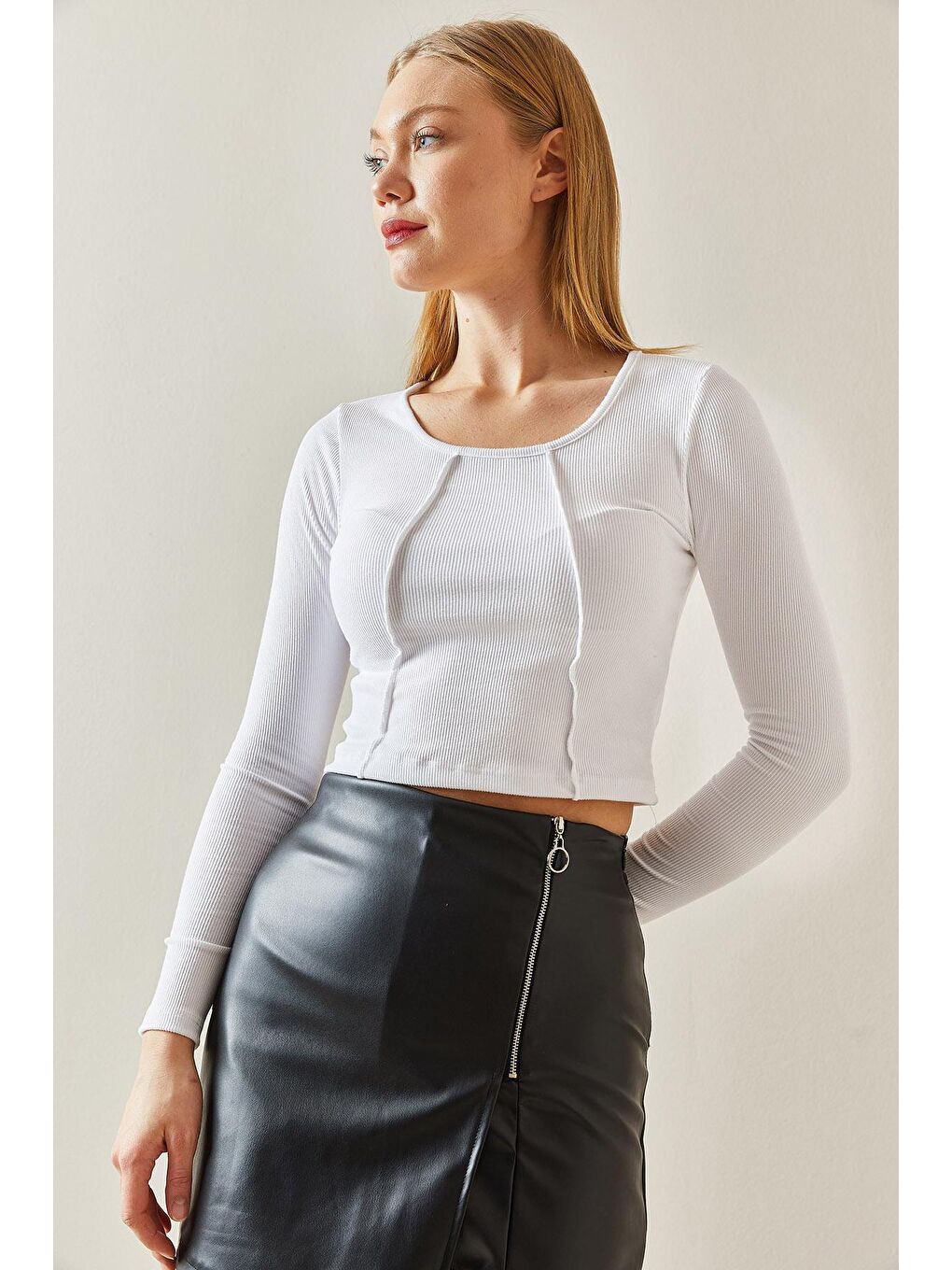 Beyaz Yuvarlak Yaka Kaşkorse Crop Basic Bluz 4KXK2-47888-01-4