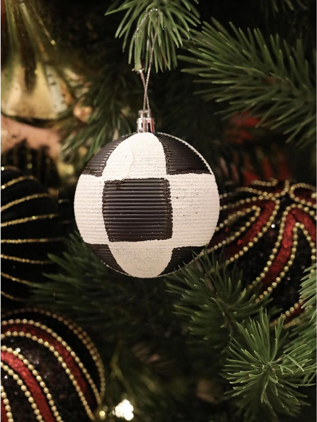 Yılbaşı Topu Dama Desenli Dekoratif Çam Ağacı Süsü Siyah Beyaz 8 cm 4'lü Set
