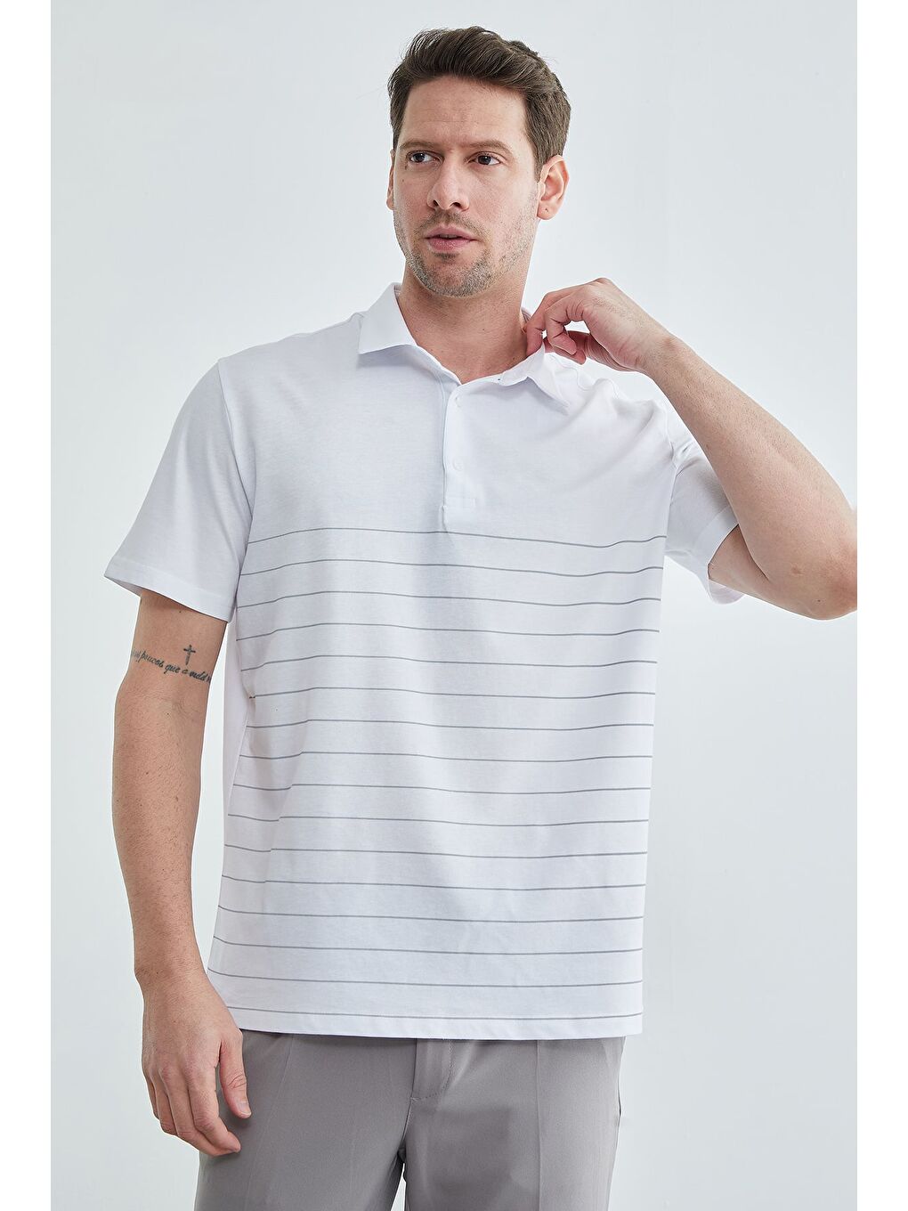 Beyaz Çizgili Düğmeli Polo Yaka Tişört-3