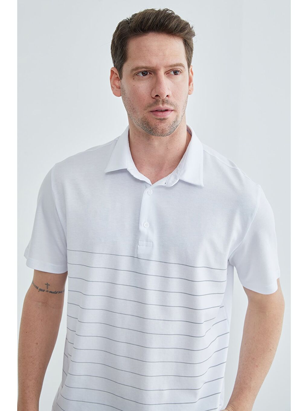 Beyaz Çizgili Düğmeli Polo Yaka Tişört-4