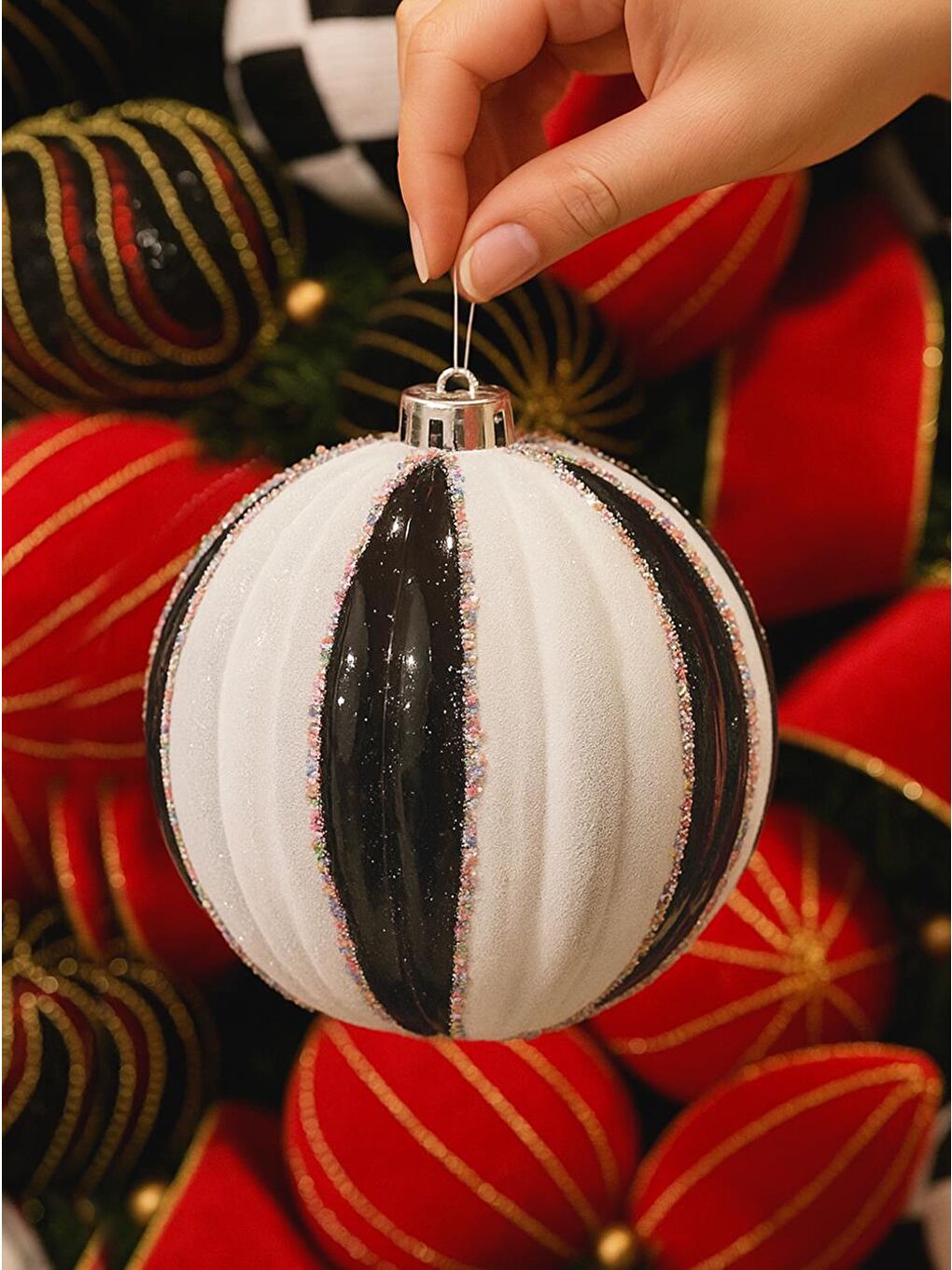 Yılbaşı Topu Siyah Beyaz Dilimli Renkli Simli Çam Ağacı Süsü Tekli 15 cm