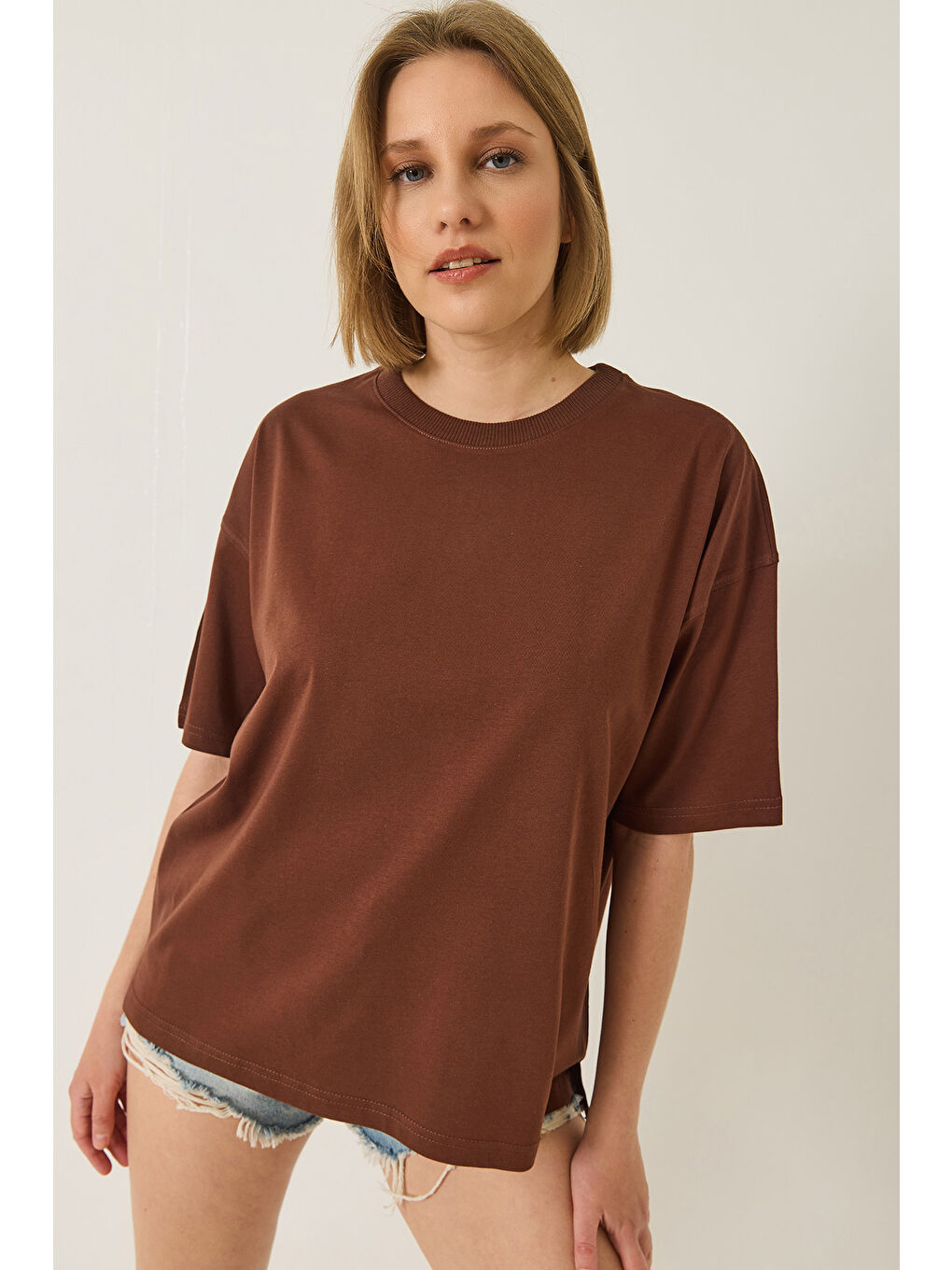 Kahverengi Kadın % Organik Pamuk Relaxed Fit Yırtmaçlı Yuvarlak Yakalı T-Shirt-3