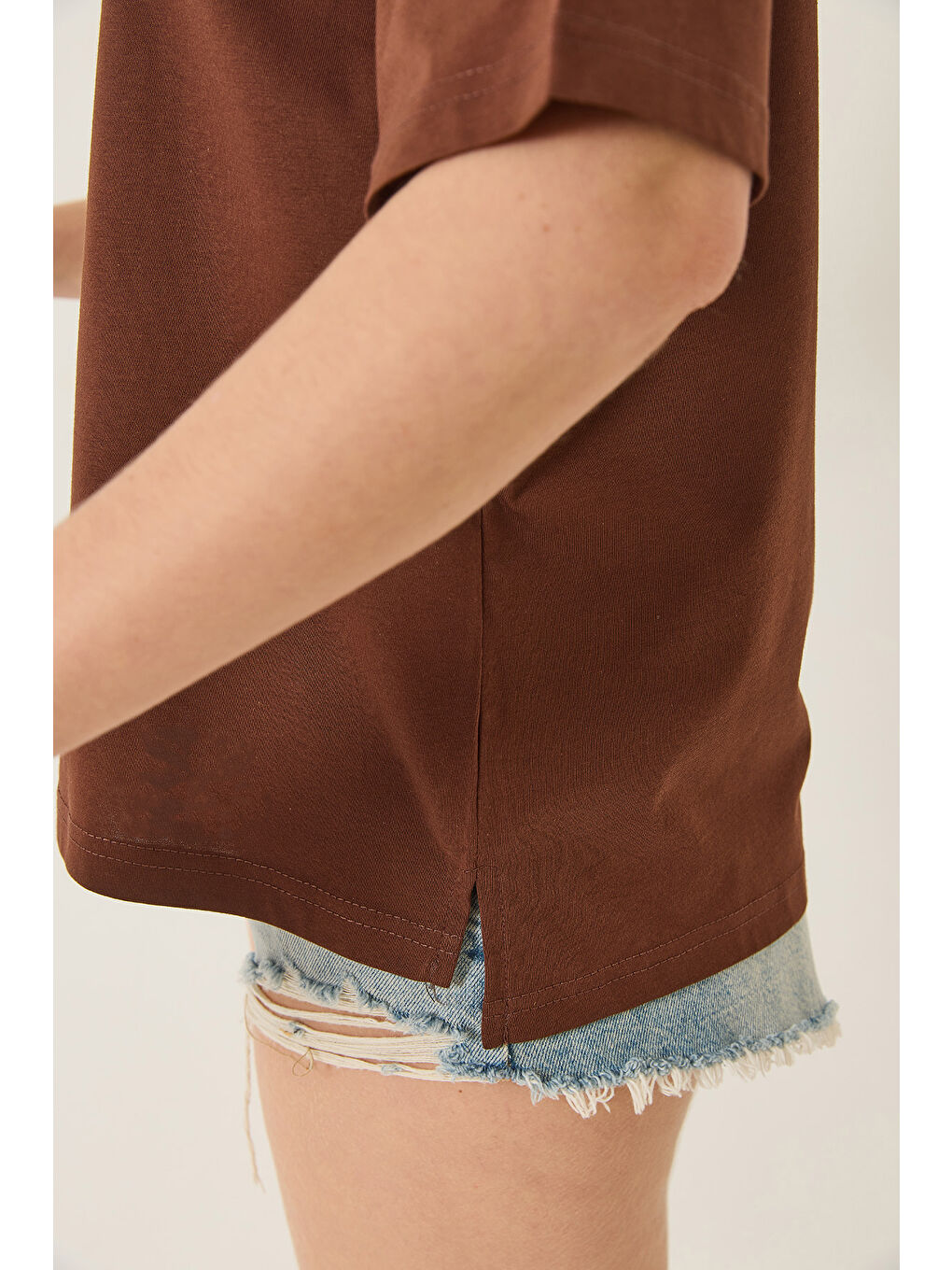 Kahverengi Kadın % Organik Pamuk Relaxed Fit Yırtmaçlı Yuvarlak Yakalı T-Shirt-4