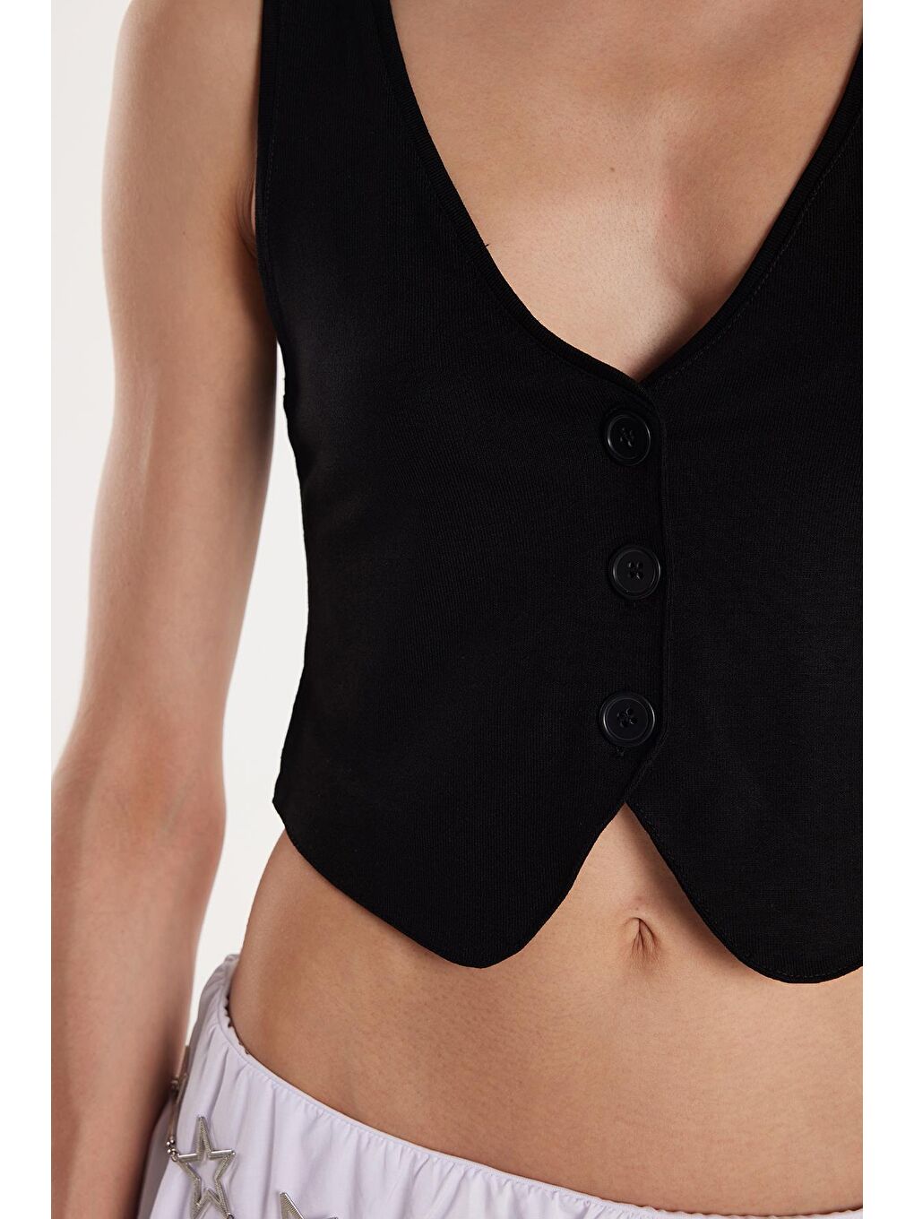 Kadın Regular Fit Sıfır Kol V Yaka Düğmeli Siyah Yelek-2