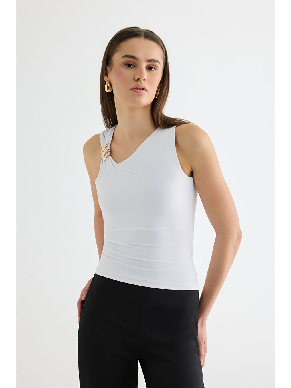 Asimetrik Yaka Metal Aksesuarlı Bluz Ekru-3