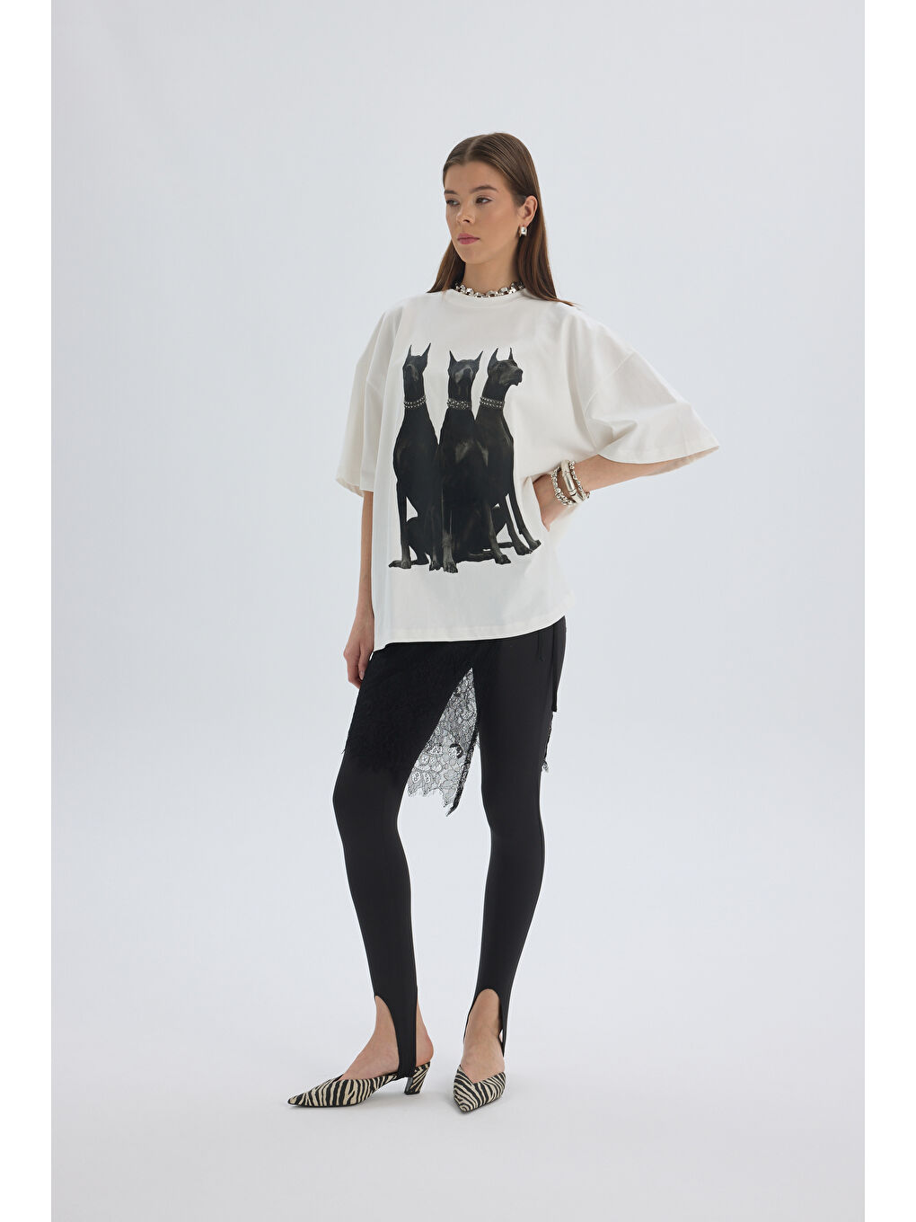 Doberman Pinscher Beyaz Oversize T-Shirt-1