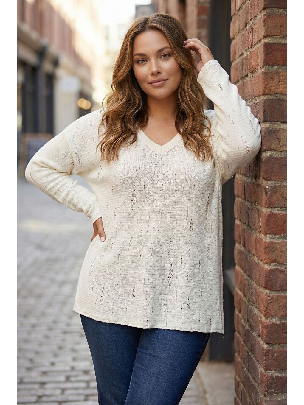 Büyük Beden Yırtık Detaylı Ekru Triko Kazak 89-139