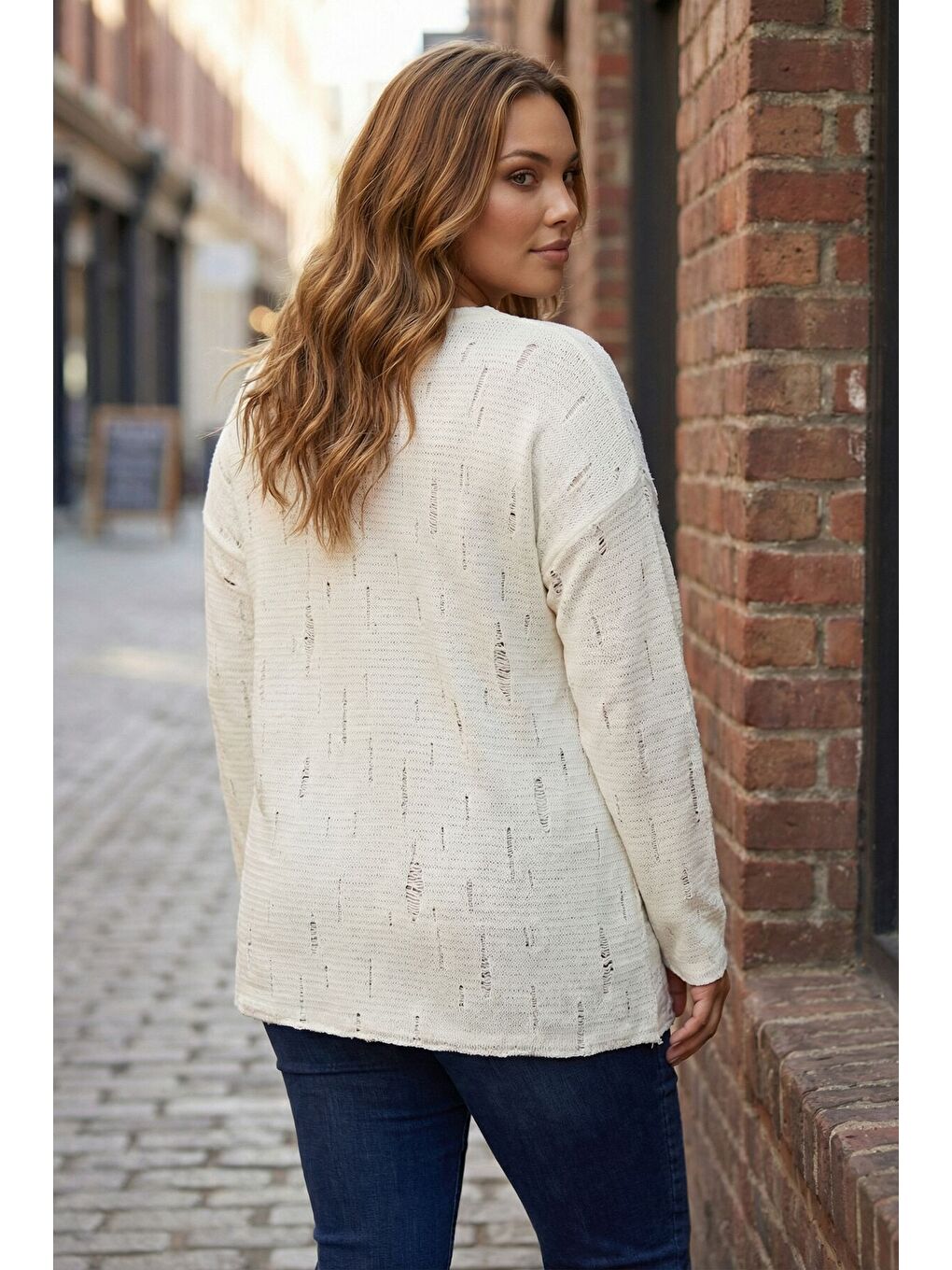 Büyük Beden Yırtık Detaylı Ekru Triko Kazak 89-139-4