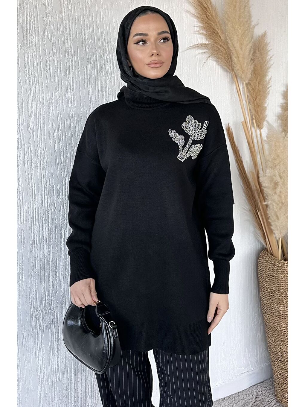 Siyah Gülseli Taş İşlemeli Tesettür Triko Tunik-3