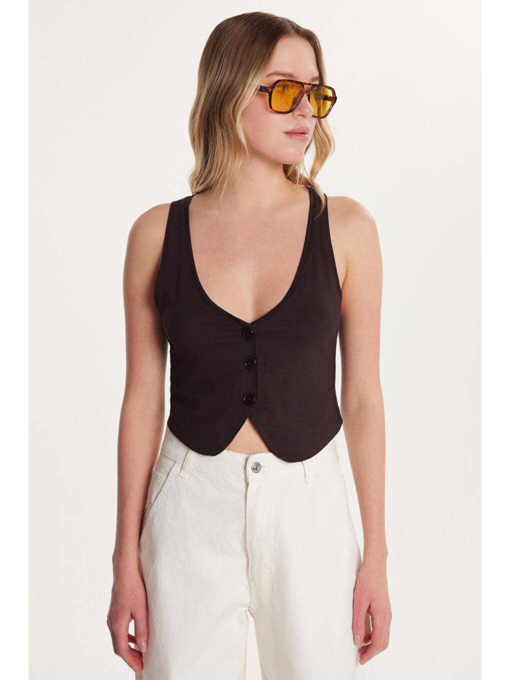 Kadın Regular Fit Sıfır Kol V Yaka Düğmeli Kahverengi Yelek