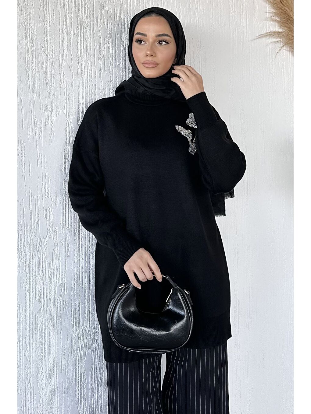 Siyah Gülseli Taş İşlemeli Tesettür Triko Tunik-5