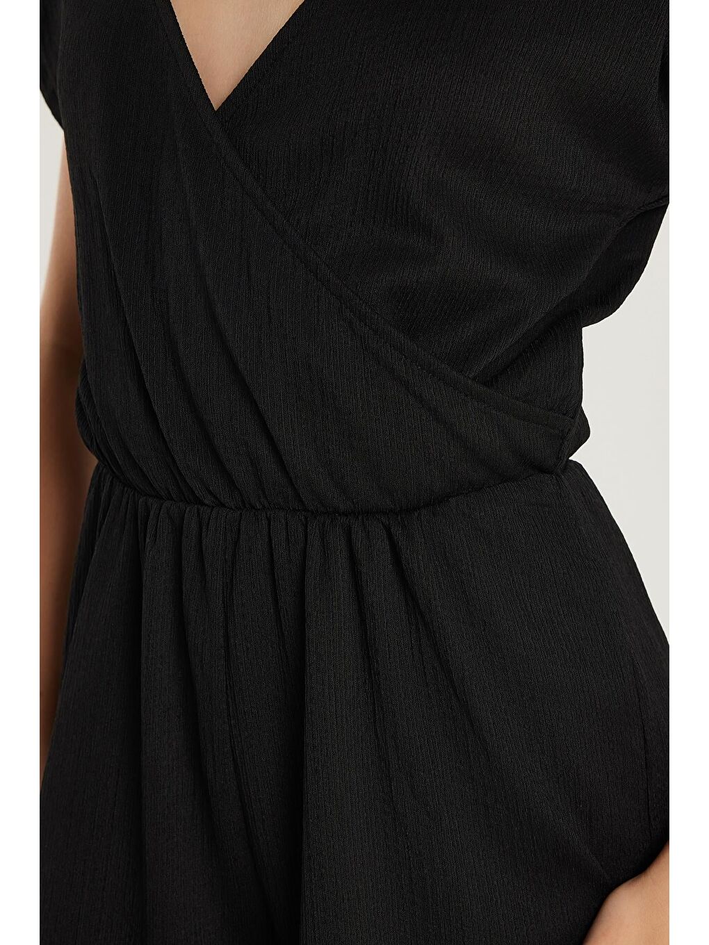 Kadın Regular Fit Kısa Kollu V Yaka Siyah Tulum-2