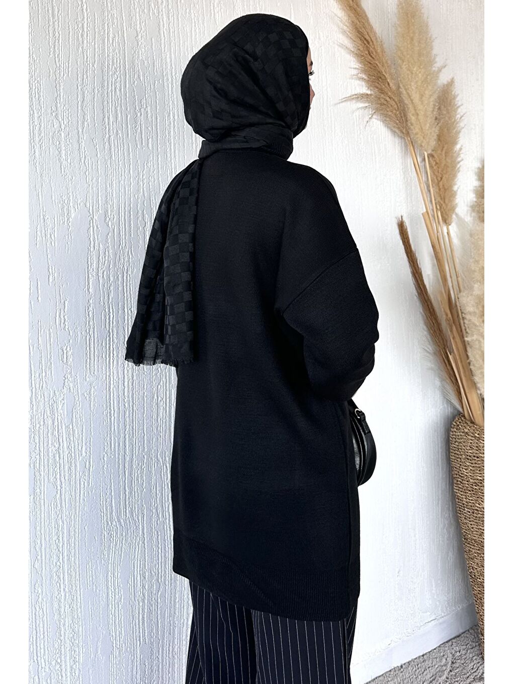 Siyah Gülseli Taş İşlemeli Tesettür Triko Tunik-6