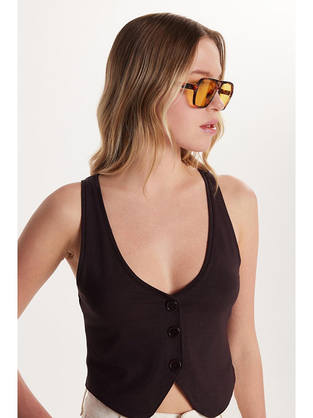 Kadın Regular Fit Sıfır Kol V Yaka Düğmeli Kahverengi Yelek-1