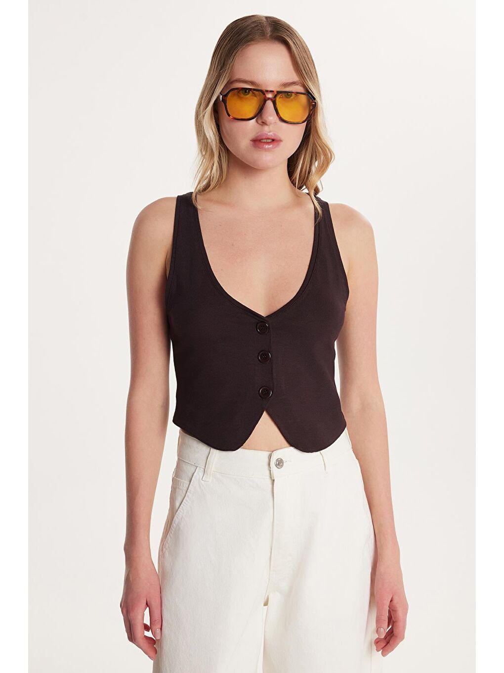 Kadın Regular Fit Sıfır Kol V Yaka Düğmeli Kahverengi Yelek-3