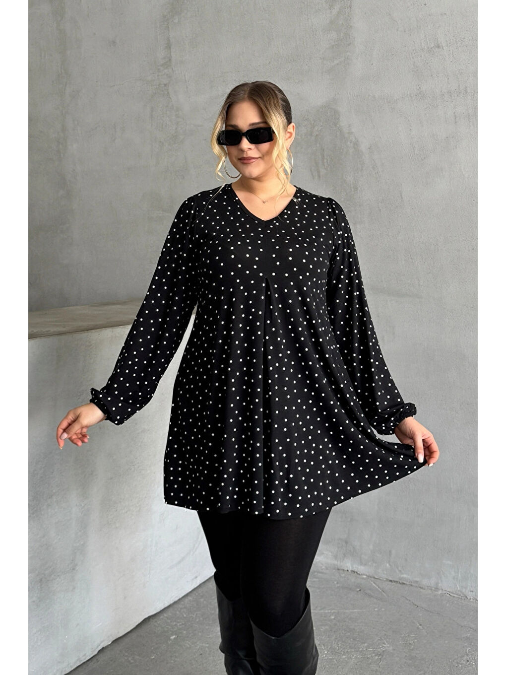Siyah Büyük Beden Uzun Kollu Önü Pileli Bilekleri Lastikli Puantiyeli Bluz 322348-1