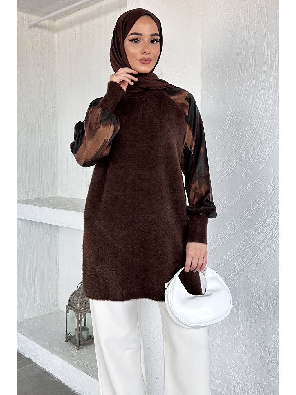 Kahverengi Gülseli Kol Desenli İpek Kübra Kumaş Tesettür Triko Tunik-3