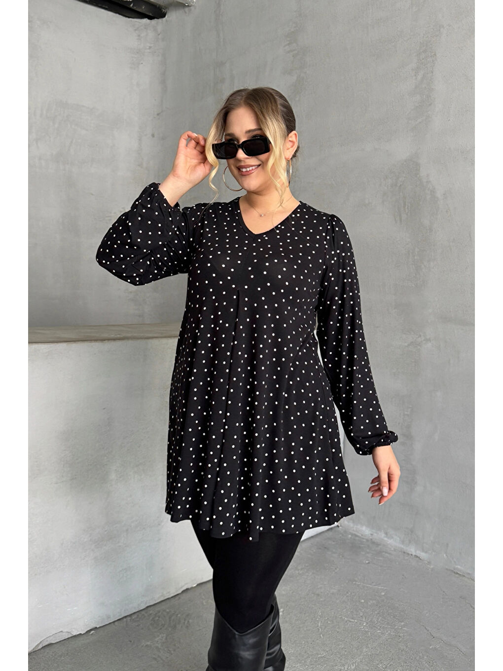 Siyah Büyük Beden Uzun Kollu Önü Pileli Bilekleri Lastikli Puantiyeli Bluz 322348-3