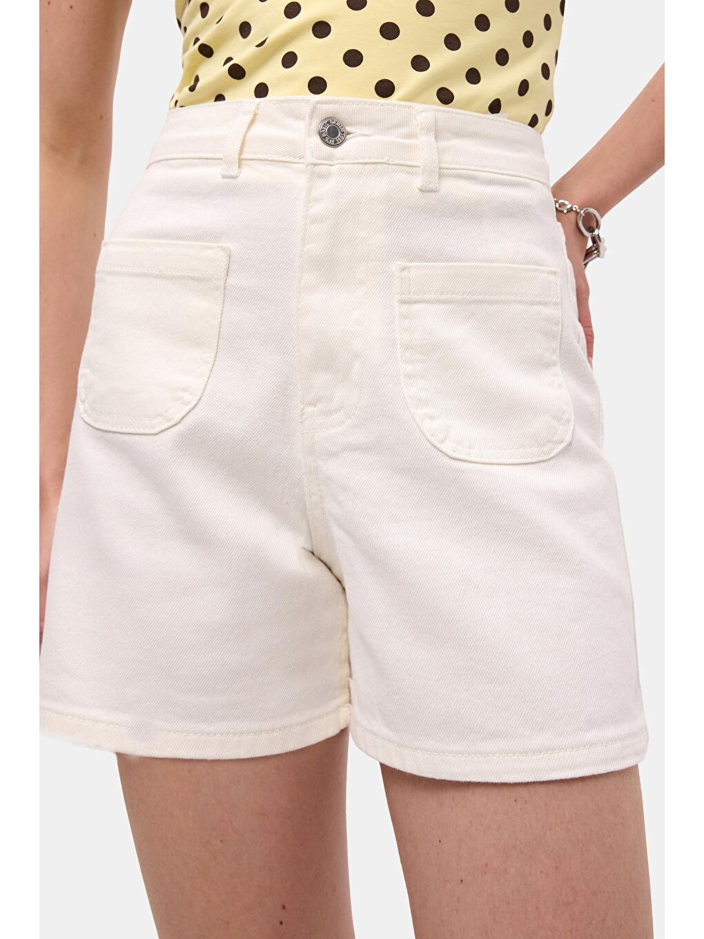 Kadın Kırık Beyaz 7s6-101 Midi Mom Fit Elastan Kumaş Denim Şort-1