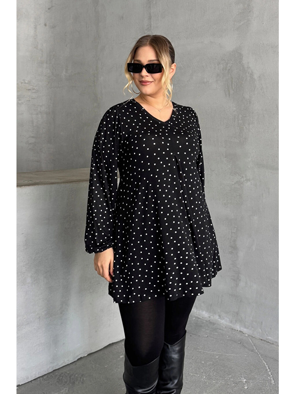 Siyah Büyük Beden Uzun Kollu Önü Pileli Bilekleri Lastikli Puantiyeli Bluz 322348-4