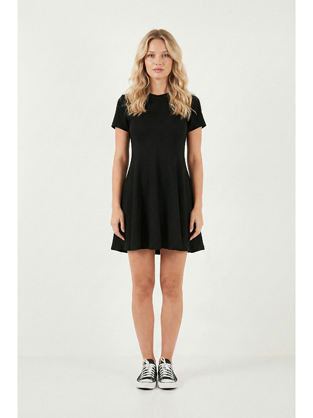 Siyah Regular Fit Bisiklet Yaka Pileli Kadın Mini Elbise 5866342-1