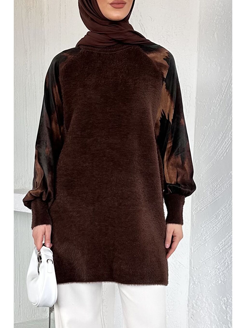 Kahverengi Gülseli Kol Desenli İpek Kübra Kumaş Tesettür Triko Tunik-5