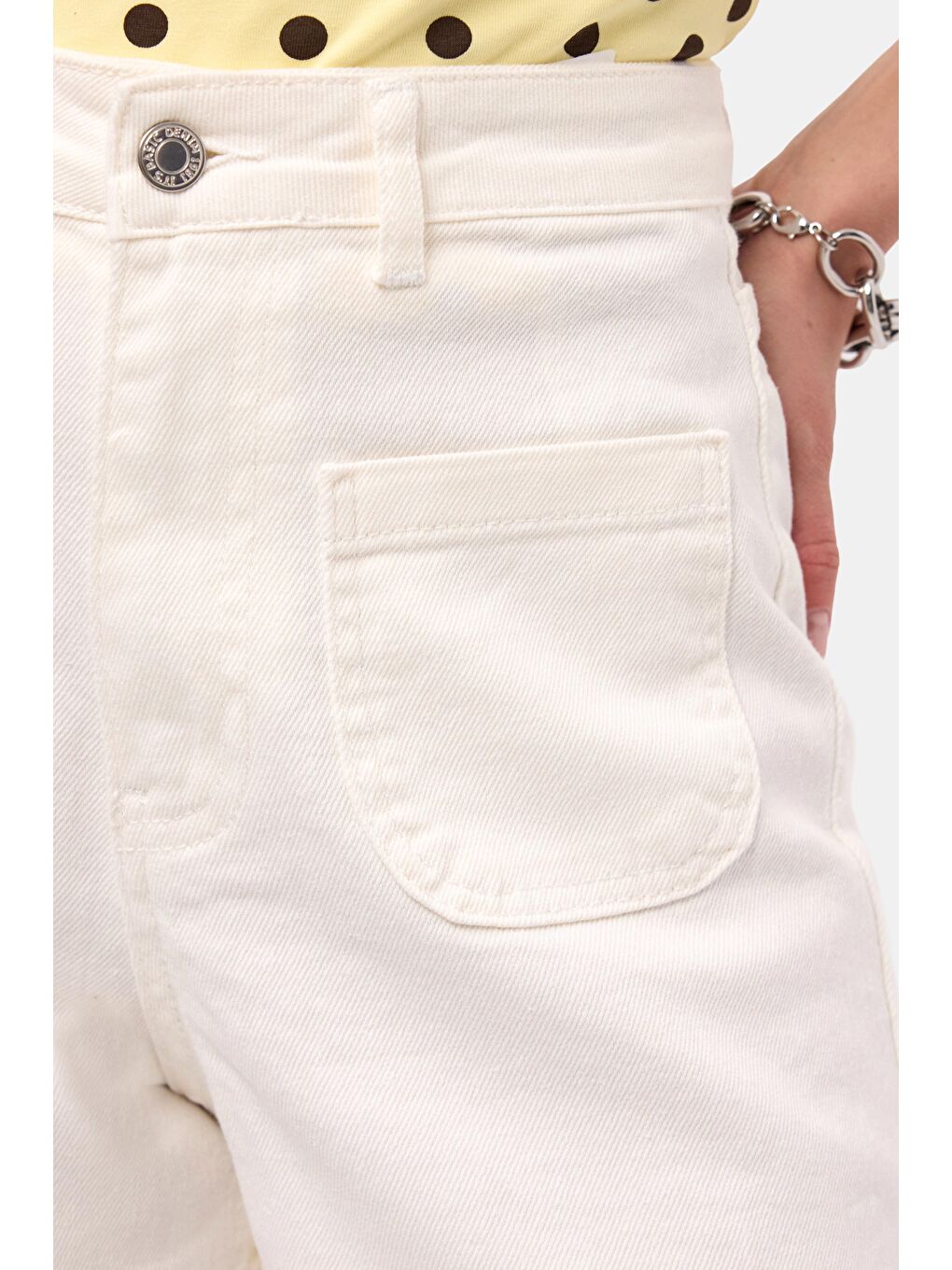 Kadın Kırık Beyaz 7s6-101 Midi Mom Fit Elastan Kumaş Denim Şort-3