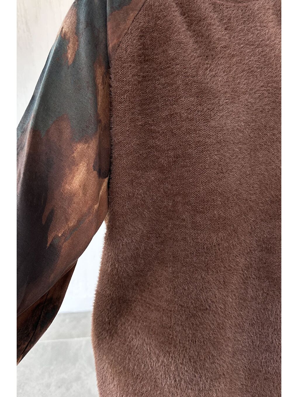 Kahverengi Gülseli Kol Desenli İpek Kübra Kumaş Tesettür Triko Tunik-7