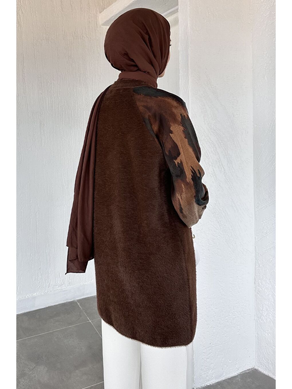 Kahverengi Gülseli Kol Desenli İpek Kübra Kumaş Tesettür Triko Tunik-8