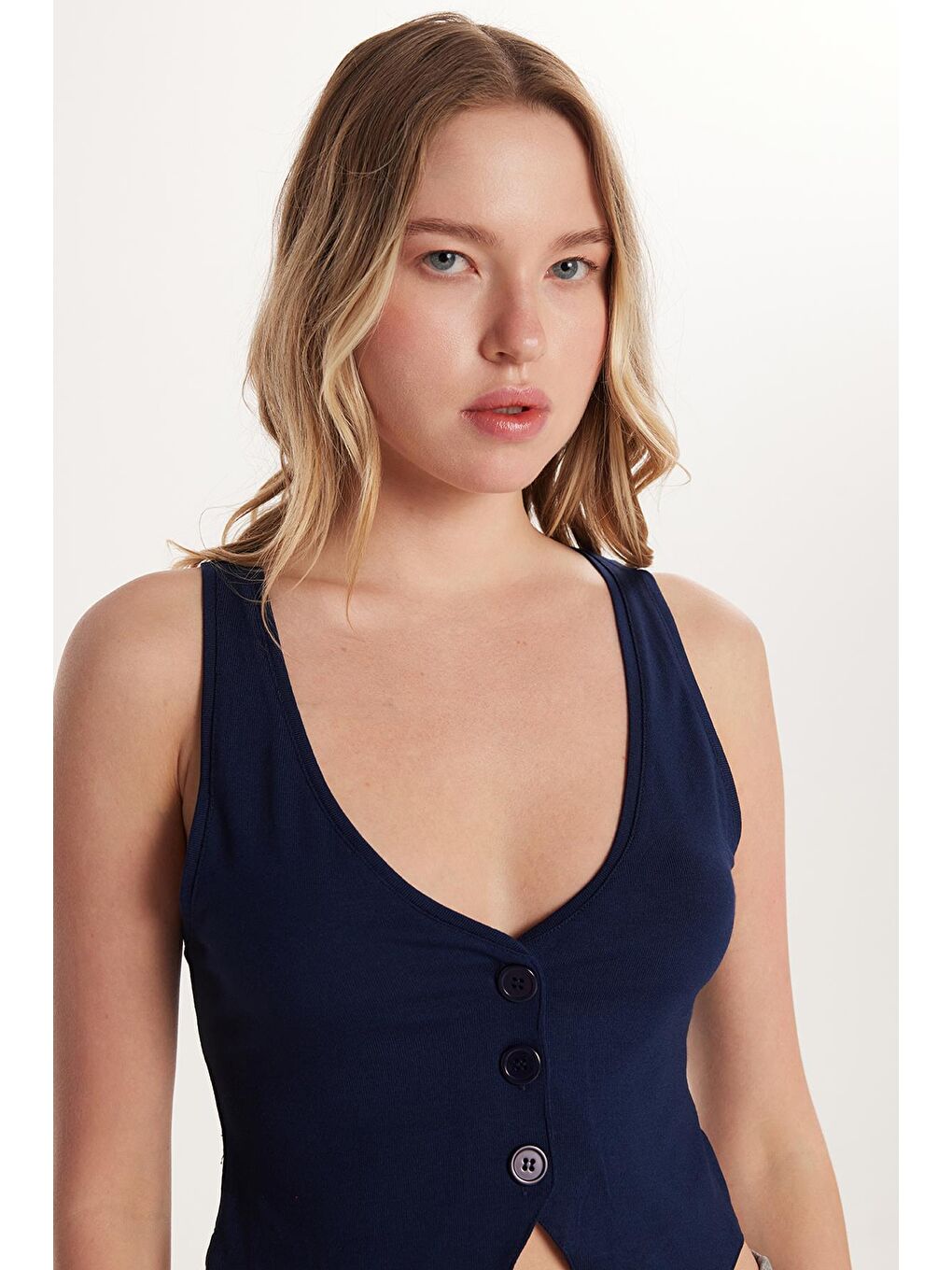 Kadın Regular Fit Sıfır Kol V Yaka Düğmeli Lacivert Yelek-1